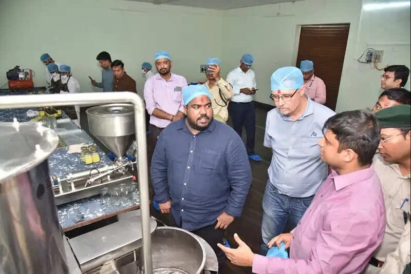 मप्र के बैतूल जिले में न्यूजीलैंड के प्रतिनिधिमंडल ने नाँदा हनी कलेक्शन की प्रक्रियाओं का किया अवलोकन
