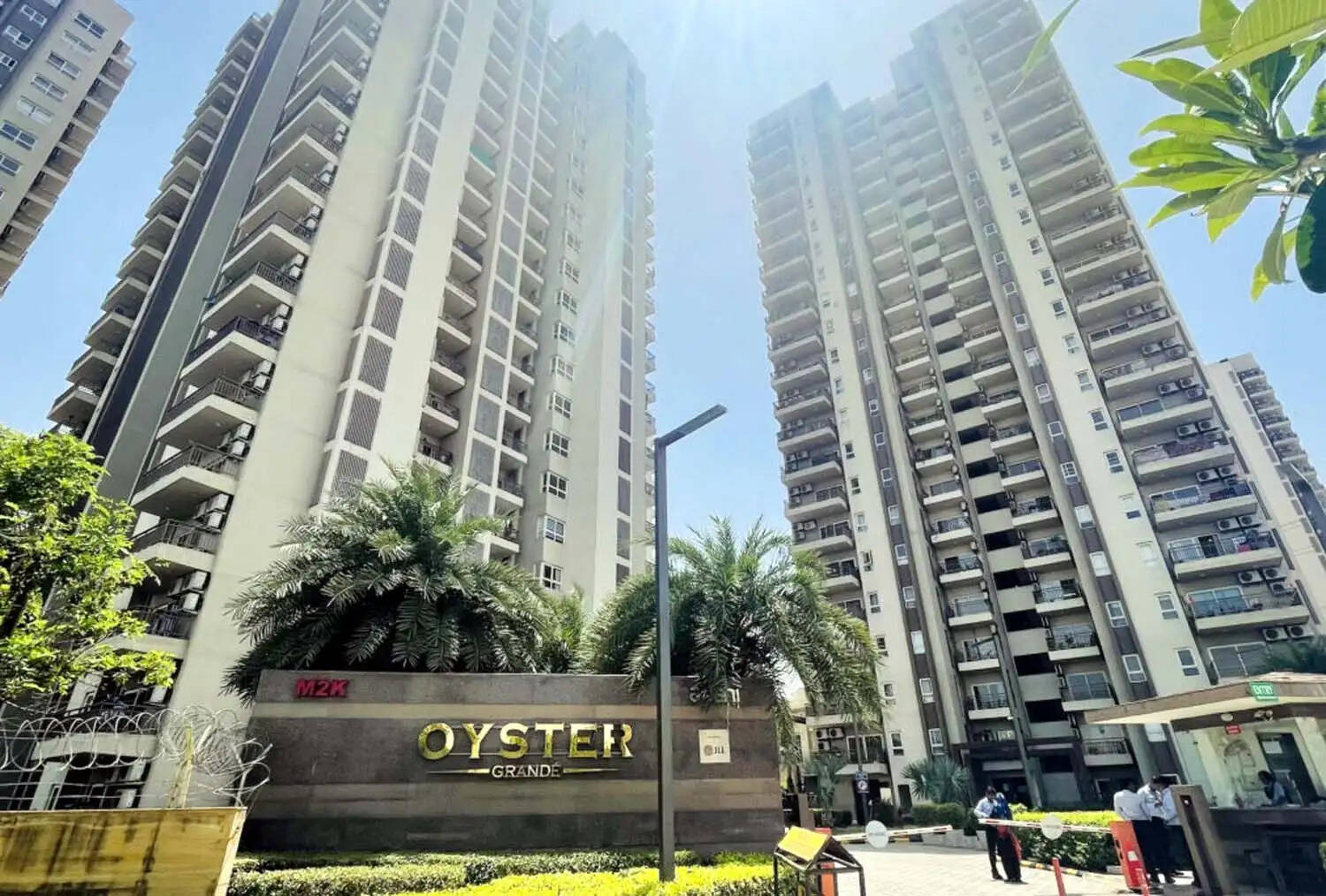 गुरुग्राम की अडानी ओएस्टर सोसायटी में बेसमेंट पार्किंग की छत गिरी,कई गाड़ियां क्षतिग्रस्त