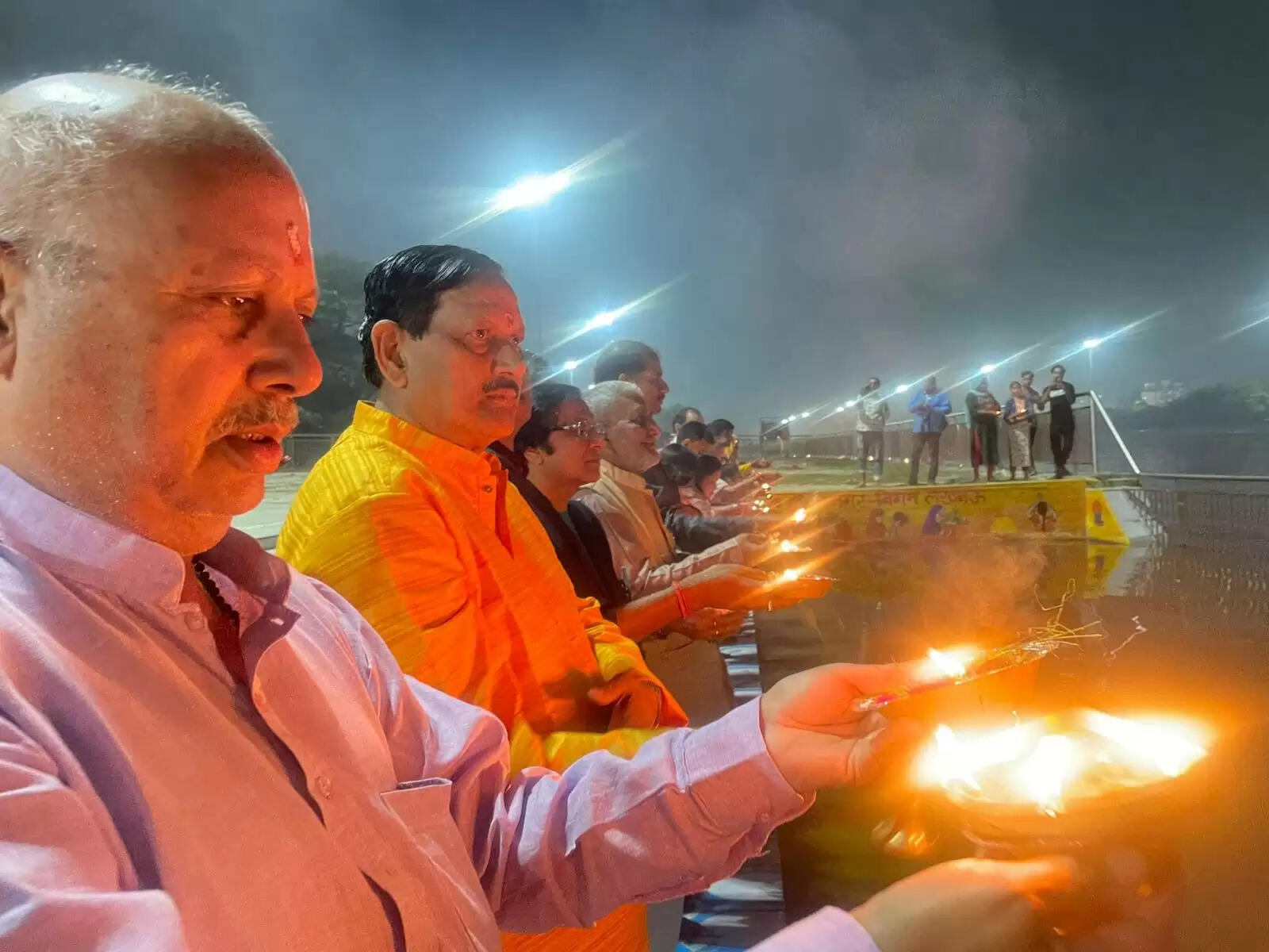 देव दीपावली: 501 दीपों का प्रकाश गोमती नदी की बना 'लहरें'