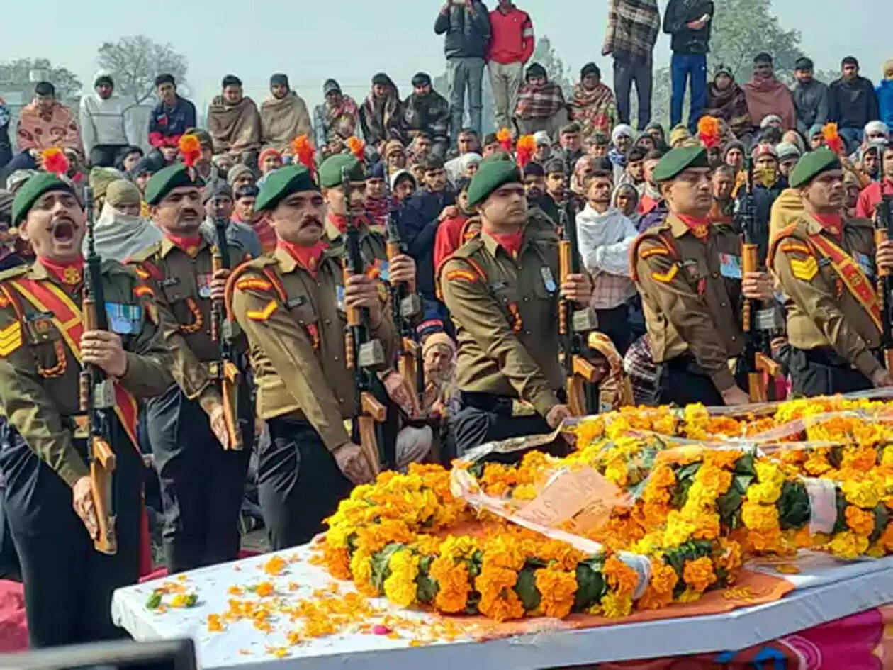 हिसार : पूरे सैनिक सम्मान के साथ दी गई हवलदार दीपक गोयत को अंतिम विदाई