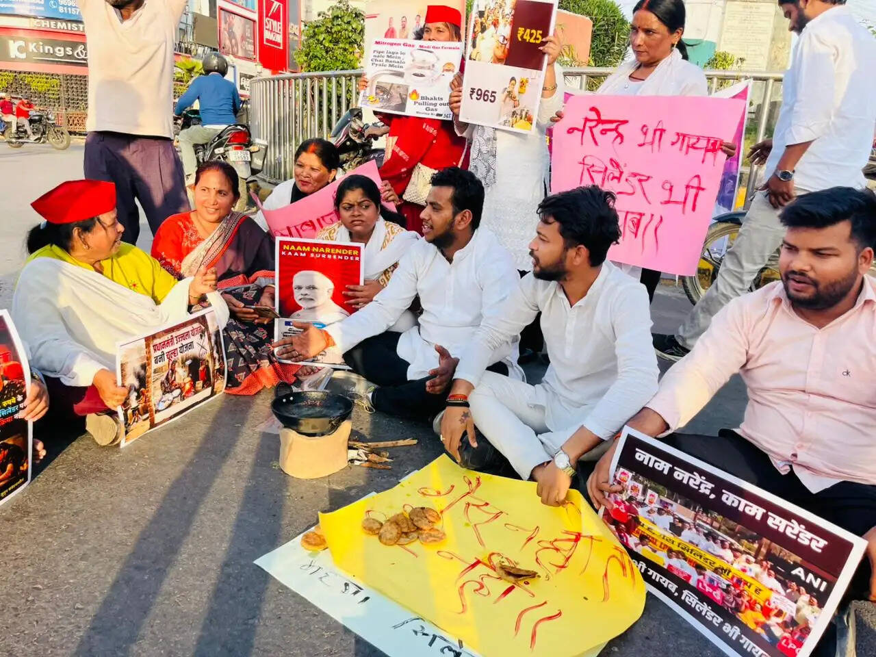 गैस किल्लत व महंगाई के विरोध में सपा की महिला सभा ने किया प्रदर्शन