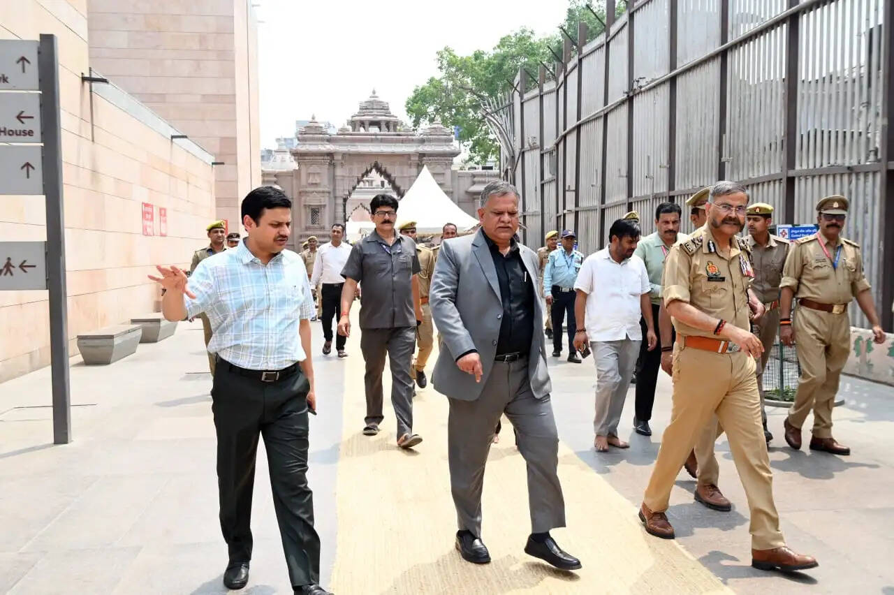 मुख्य सचिव तथा डीजीपी ने प्रधानमंत्री मोदी के प्रस्तावित आगमन के तैयारियों को परखा