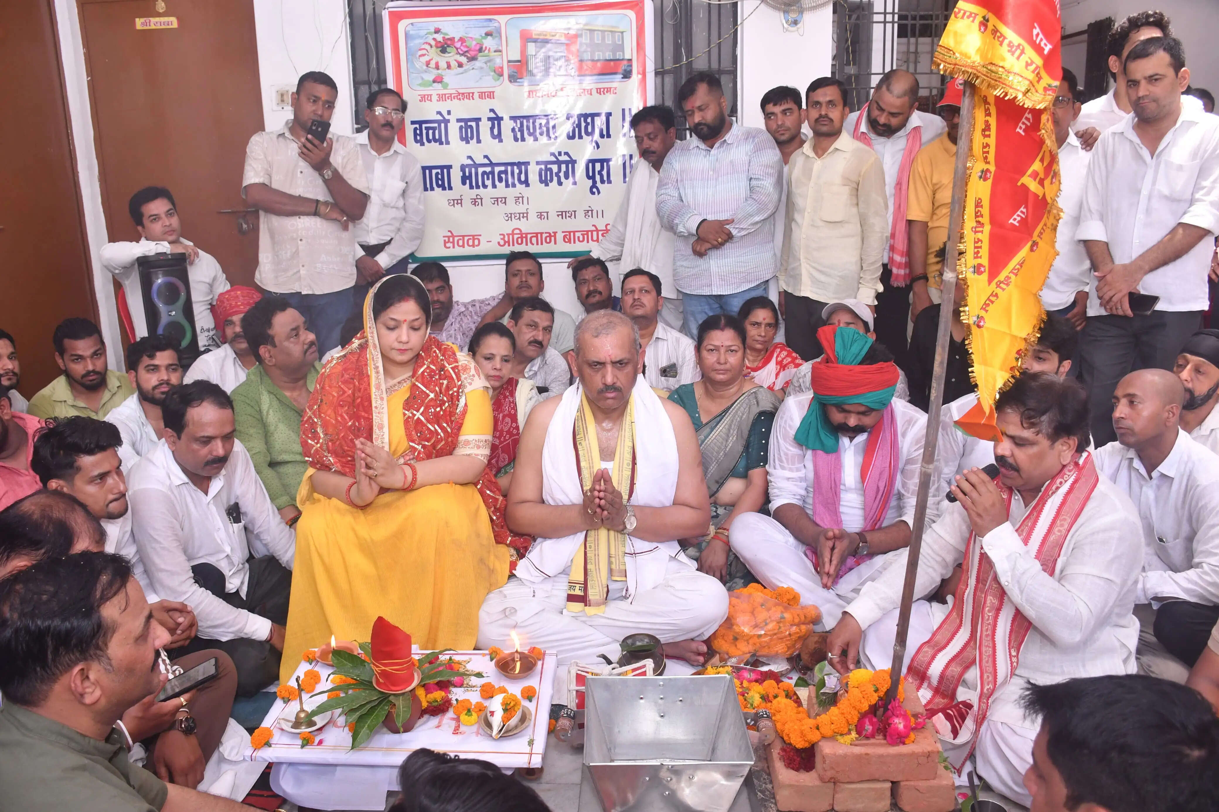 गरीब बच्चों के स्कूल निर्माण को लेकर विधायक अमिताभ बाजपेयी का संकल्प, नंगे पैर आंदोलन जारी रखने का ऐलान