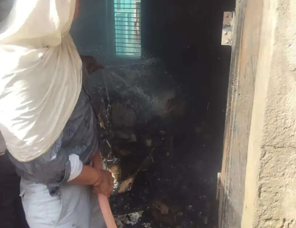 हाथरस में वारदाना गोदाम में आग लगने से हजारों का नुकसान