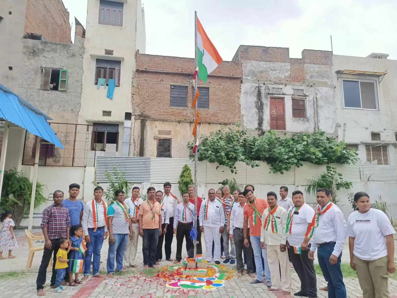 बांग्लादेश के हिन्दुओं के समर्थन के साथ बंगाली समाज ने किया झण्डारोहण