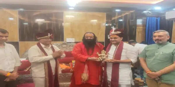 कुंभ 2027 का निमंत्रण लेकर निरंजनी अखाड़ा पहुंचे मंत्री