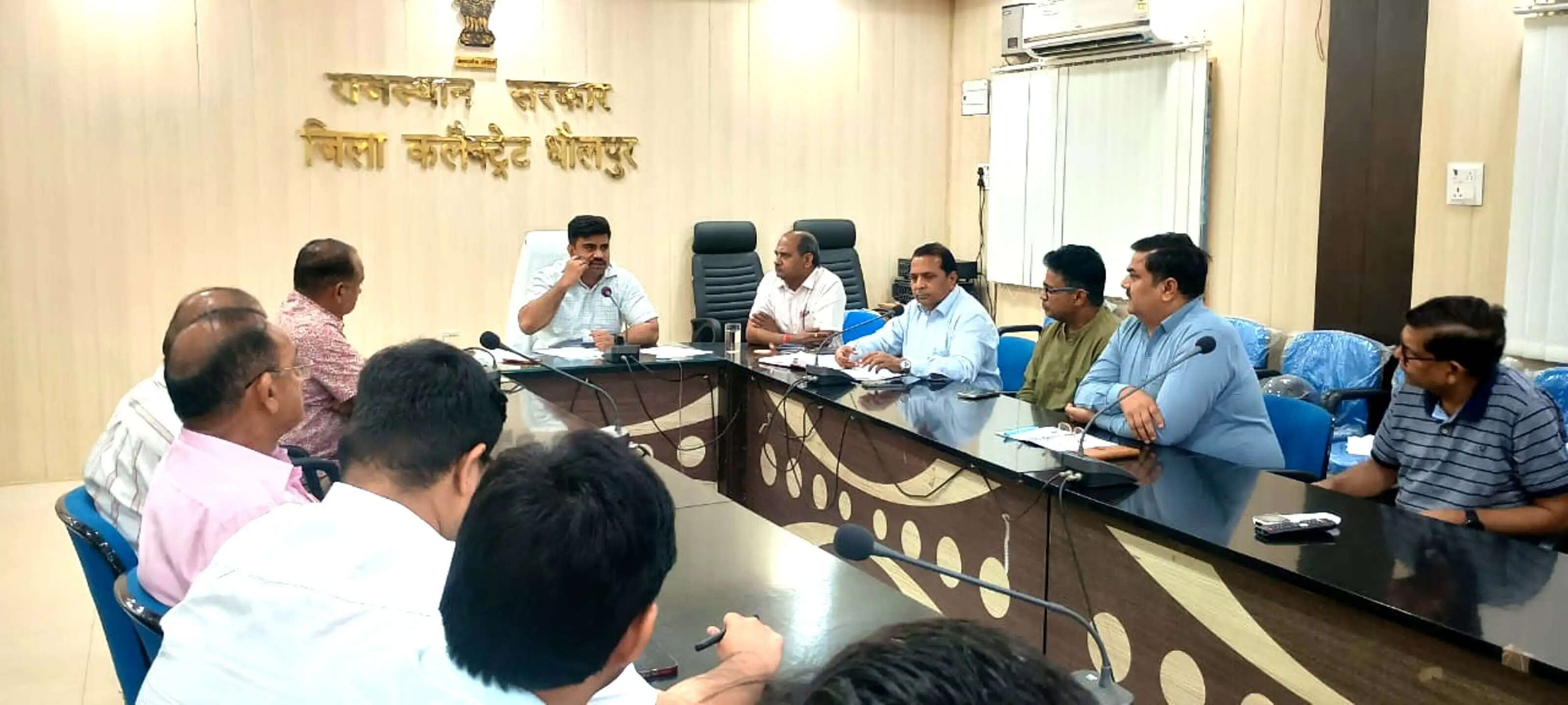निजी स्वास्थ्य संस्थानों में गुणवत्तापूर्ण चिकित्सा सेवाएं सुनिश्चित कराएं : डीएम