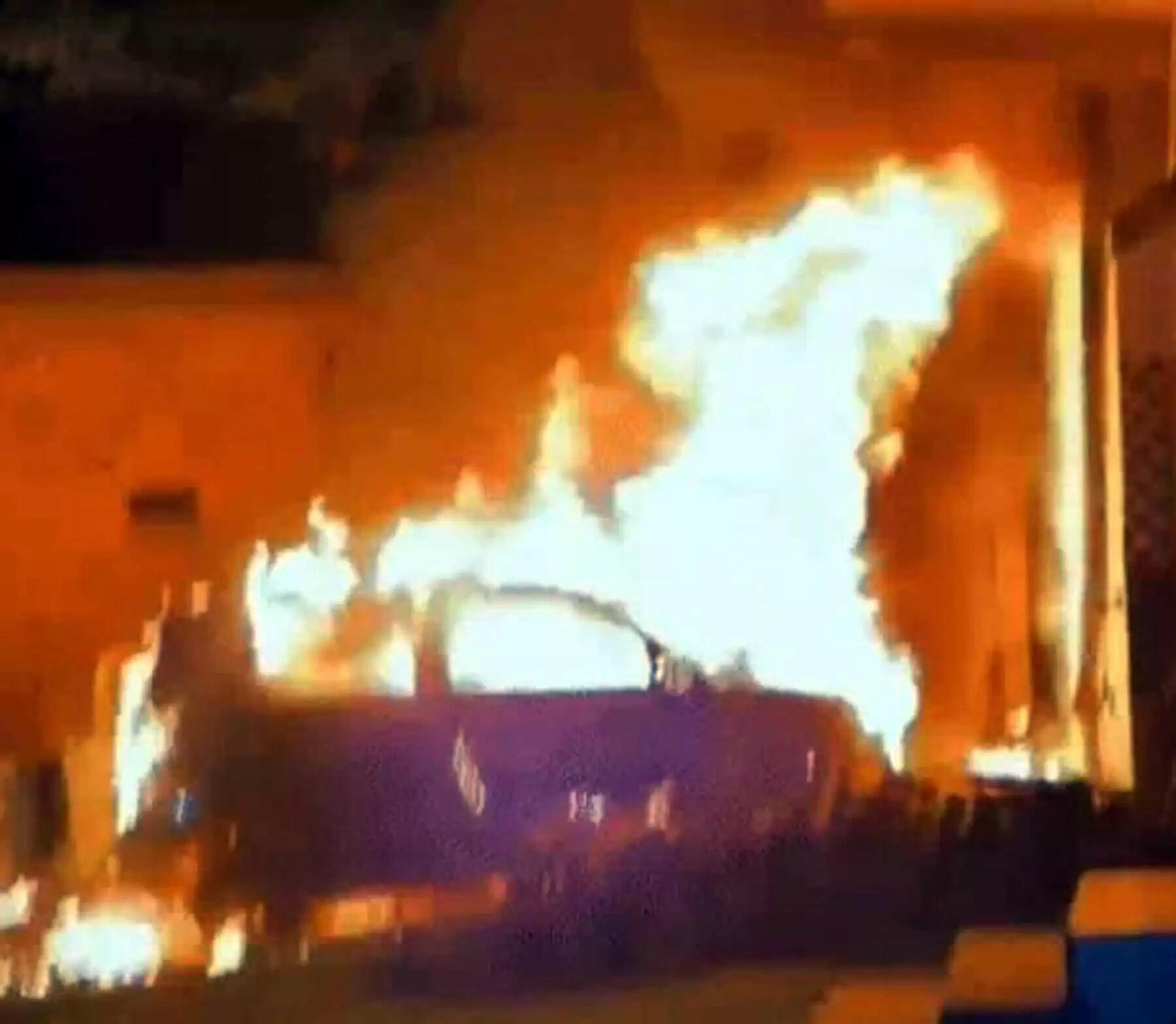 गुरुग्राम: बदमाशों ने खड़ी थार को फूंका, पास खड़ी गाड़ी भी जली