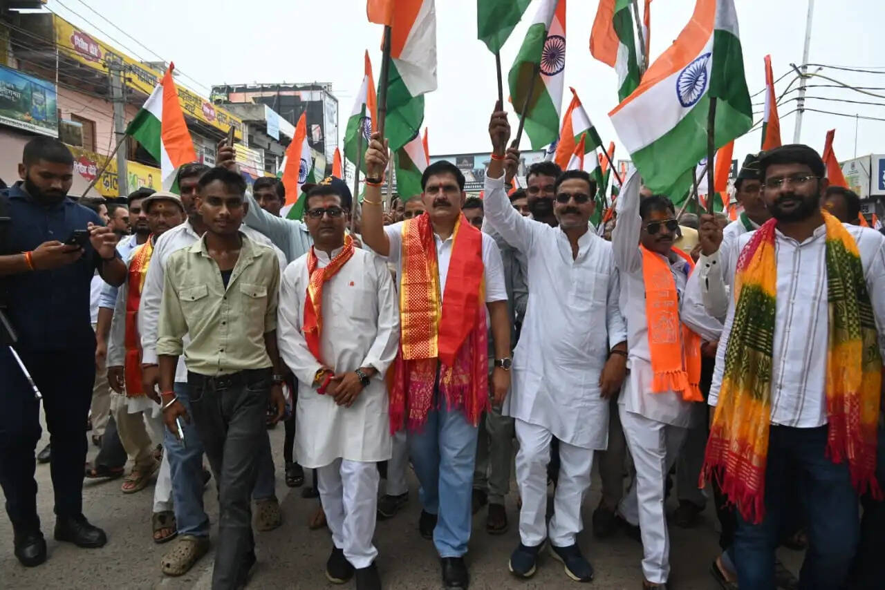 मथुरा में निकली भव्य तिरंगा यात्रा, उमड़ा राष्ट्रप्रेम का सैलाब