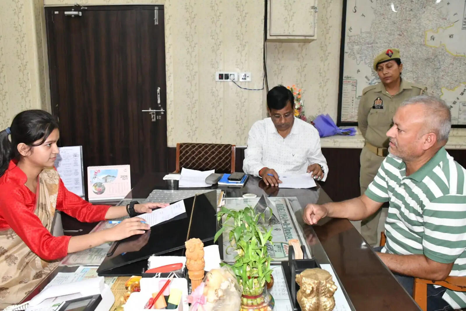 यूपी के देवरिया में मिशन शक्ति के तहत एक दिन की जिलाधिकारी बनीं छात्रा साक्षी दुबे