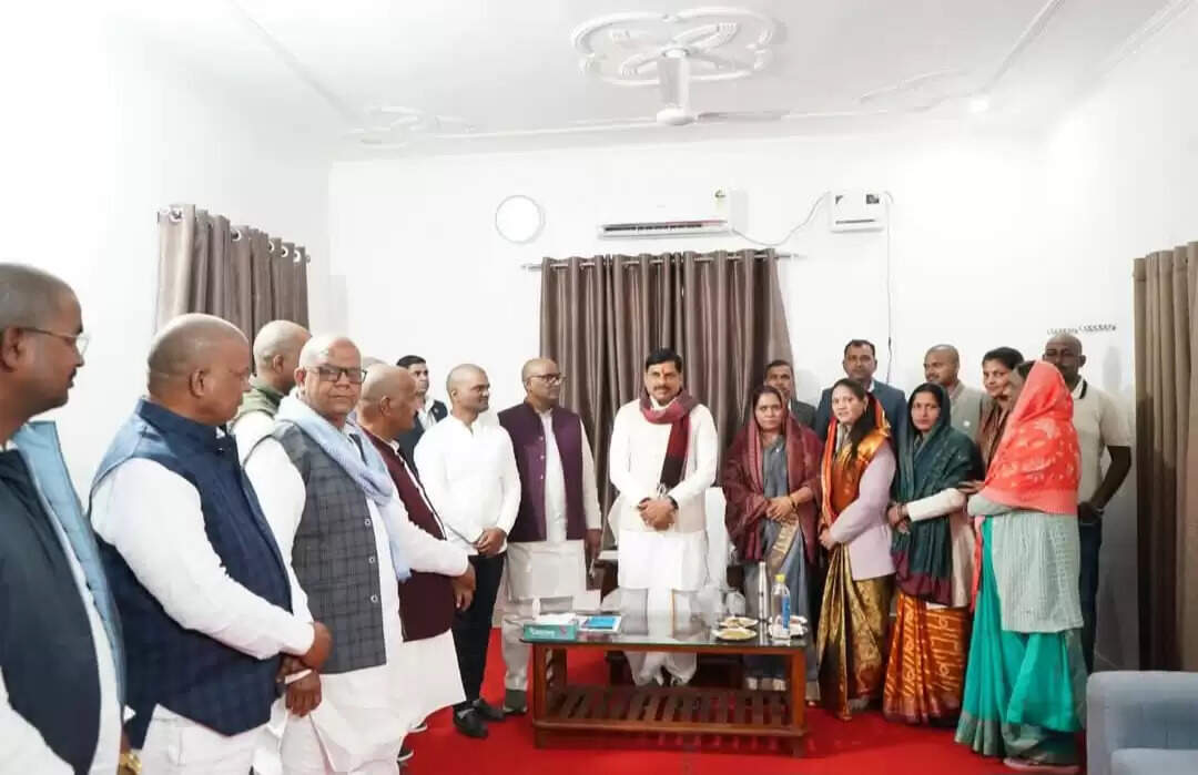 मप्र के सीएम ने राज्यमंत्री गिरीशचन्द्र के घर पहुंच कर दिवंगत पिता को दी श्रद्धांजलि