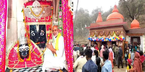 मनोकामनाओं के पूरक भगवान कामतानाथ के दर्शन कर लाखों श्रद्धालुओं ने किया नूतन वर्ष का स्वागत