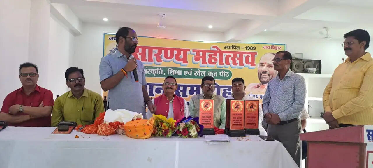 छपरा में विधान पार्षद डॉ संजय मयूख का भव्य अभिनंदन