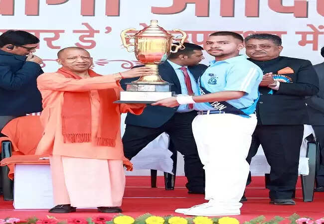 इतिहास से प्रेरणा लेकर समाज को आगे बढ़ाना होगा : योगी आदित्यनाथ