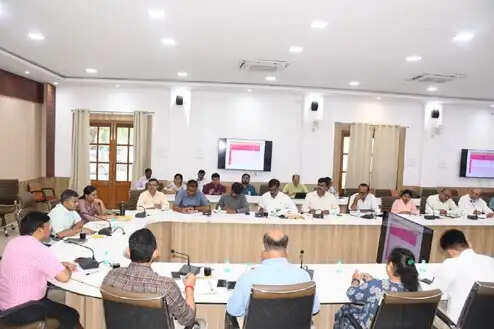 जिलाधिकारी ने बेसिक शिक्षा विभाग के जिला टास्क फोर्स की समीक्षा बैठक कर दिये निर्देश