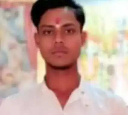 चलती बाइक से रील बनाना युवक को पड़ा भारी, मौत