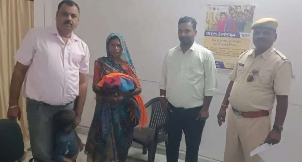 चाइल्ड हेल्पलाइन ने एक घंटे में मां से मिलाया बिछड़ा बच्चा, नए बस स्टैंड के पास मिला था बालक