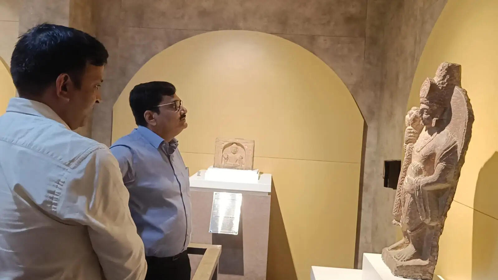 गोरखपुर : बौद्ध संग्रहालय में सजी अंतरराष्ट्रीय ललित कला प्रदर्शनी, मंडलायुक्त ने किया उद्घाटन