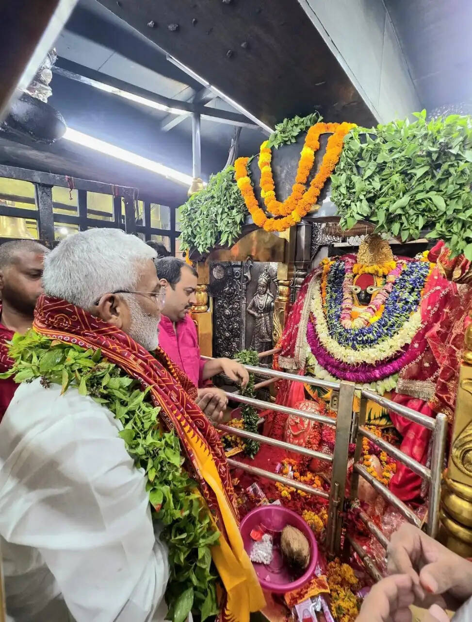 कैबिनेट मंत्री स्वतंत्र देव सिंह ने मां विंध्यवासिनी का किया दर्शन-पूजन