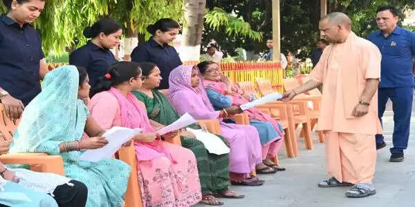 अस्पताल जाने की करें व्यवस्था, भर्ती कराकर कराएं समुचित इलाज : मुख्यमंत्री याेगी