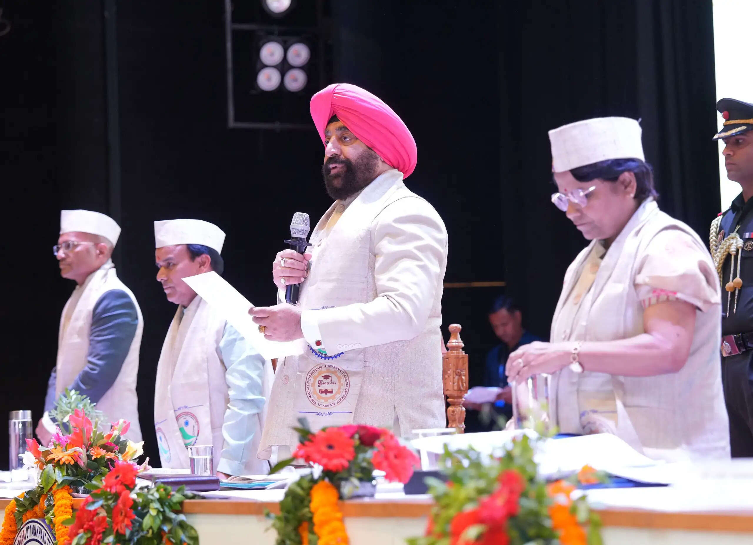 प्रौद्योगिकी विश्वविद्यालय के नवें दीक्षांत में डिग्री पाकर खिले छात्रों के चेहरे