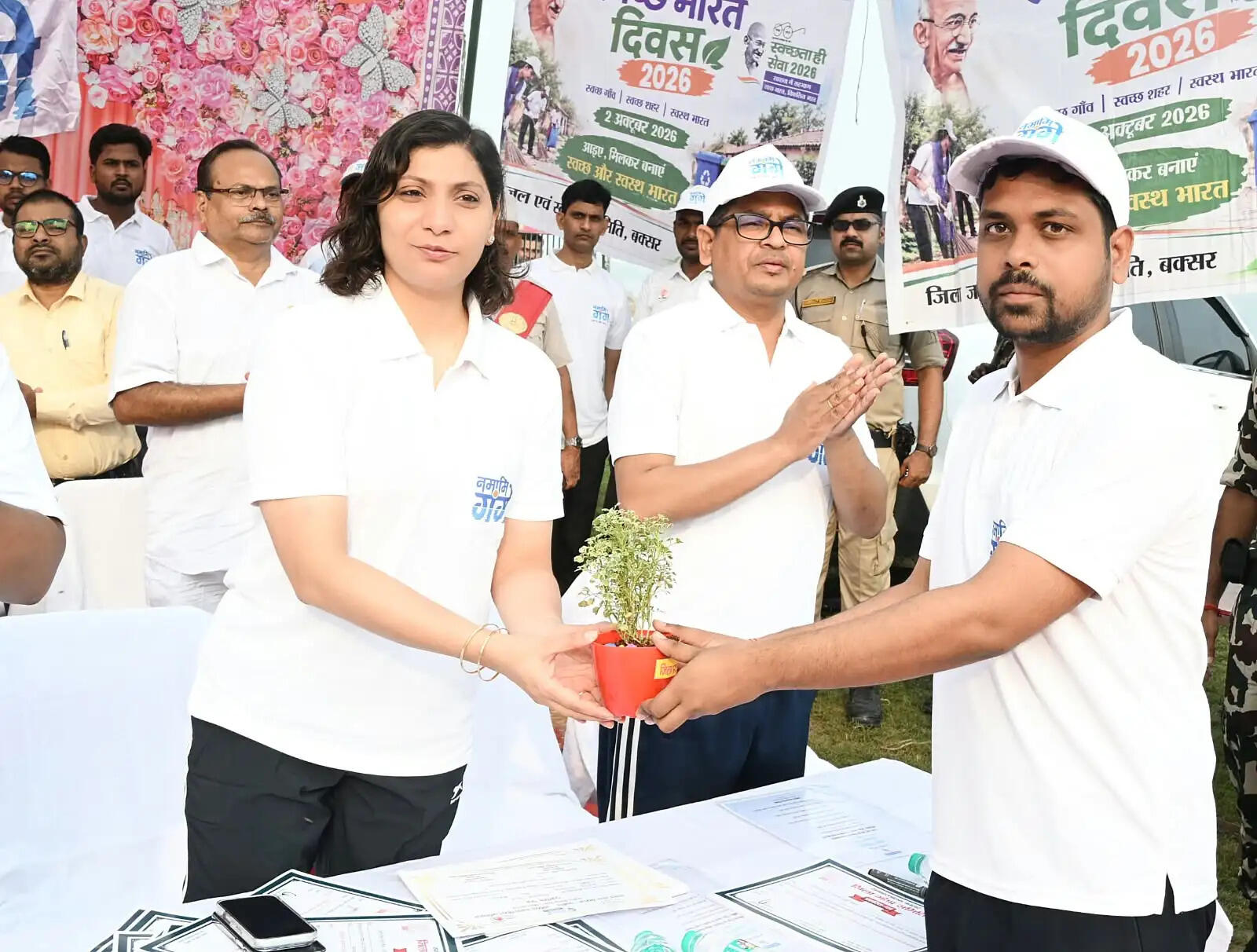 गंगा स्वच्छता का संकल्प लेकर सिपाही घाट पर जुटे अधिकारी, युवा और स्वच्छता कर्मी