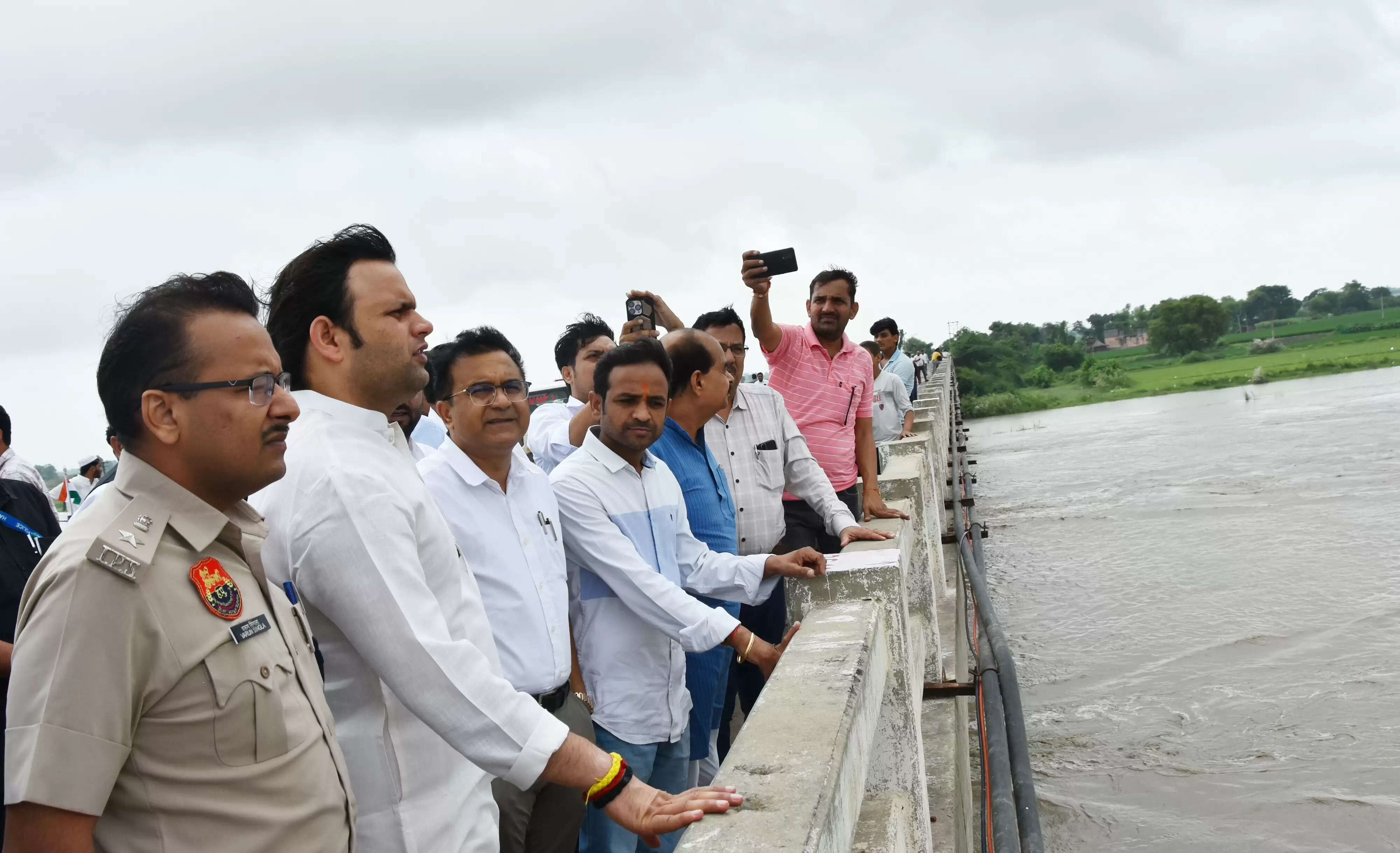 हरियाणा के खेल मंत्री ने पलवल में यमुना का जलस्तर बढ़ने पर किया गांवों का दौरा