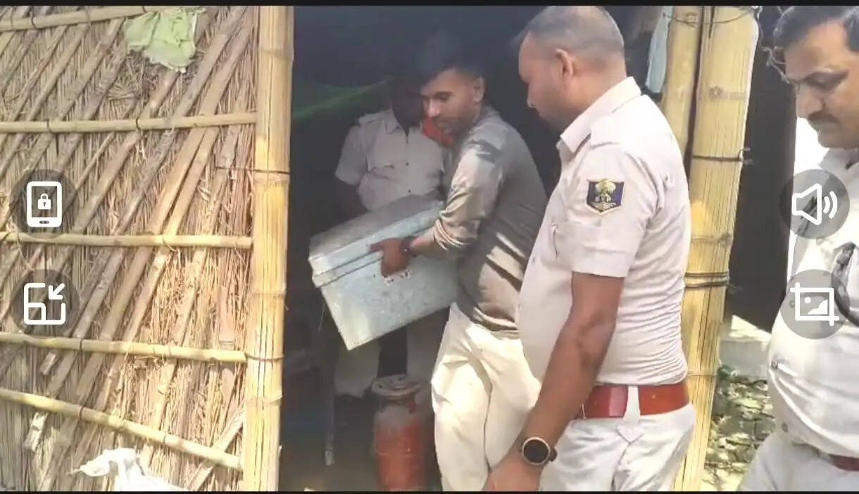 दहेज हत्या के फरार आरोपी के घर की हुई कुर्की-जब्ती