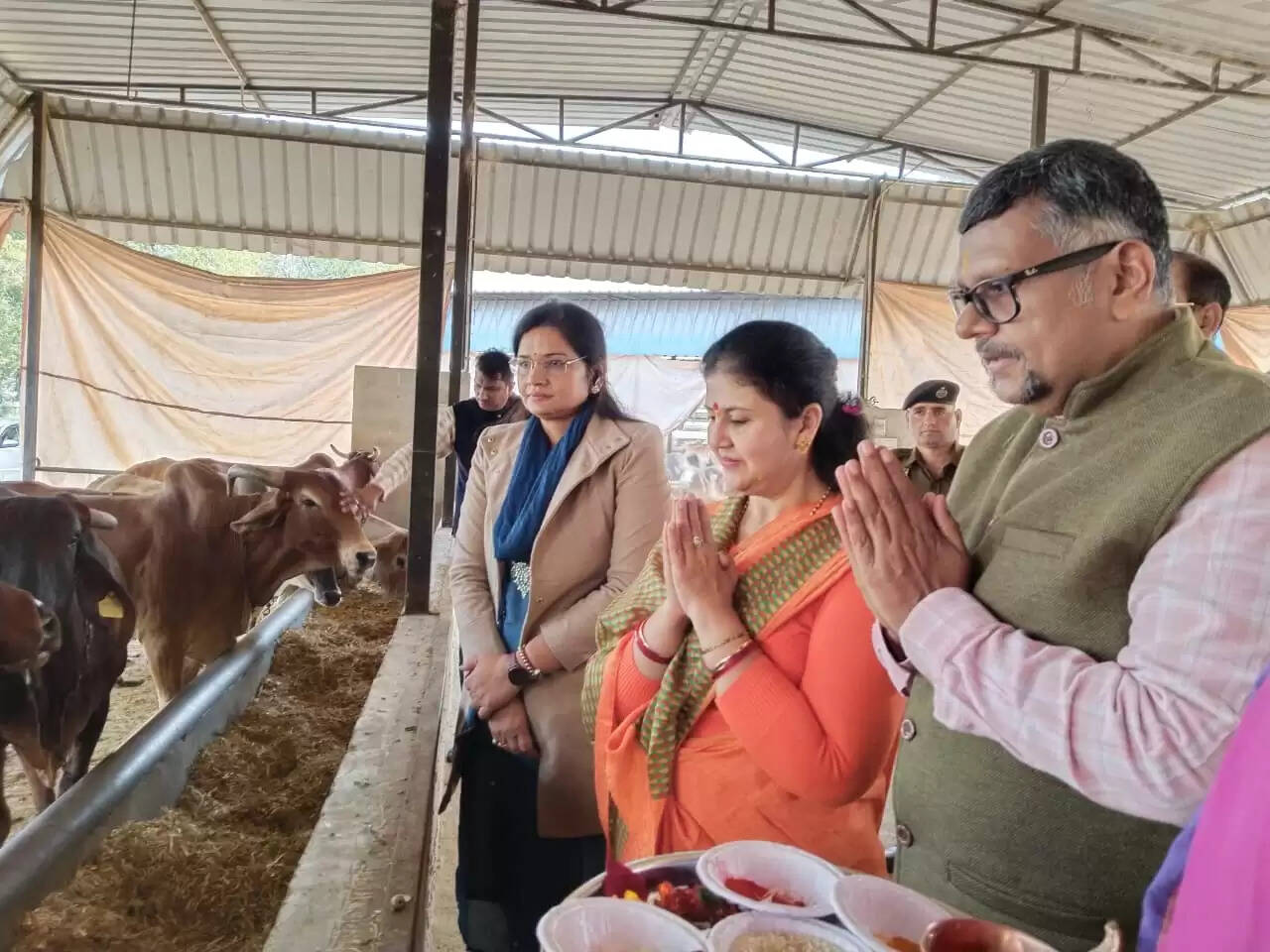 जयपुर पुलिस कमिश्नर सचिन मित्तल धर्म पत्नी सहित श्री पिंजरापोल गौशाला पहुंचे