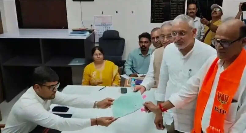 मांजलपुर उपचुनाव : भाजपा उम्मीदवार सतीश पटेल ने भरा नामांकन