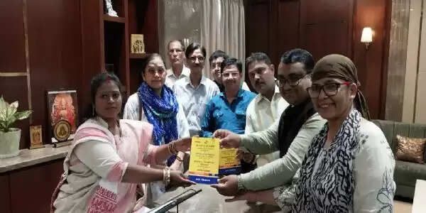 रांची सिटीजन फोरम ने महापौर और उप-महापौर को सौंपी पुस्तक