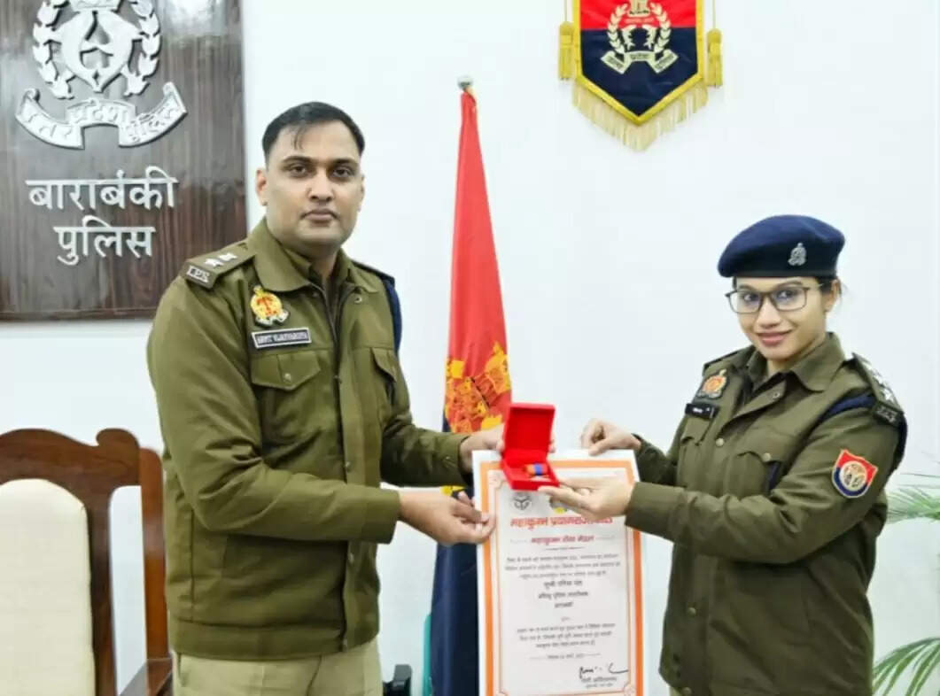 महाकुंभ सेवा मेडल एवं प्रशस्ति पत्र से क्षेत्राधिकारी को किया गया सम्मानित