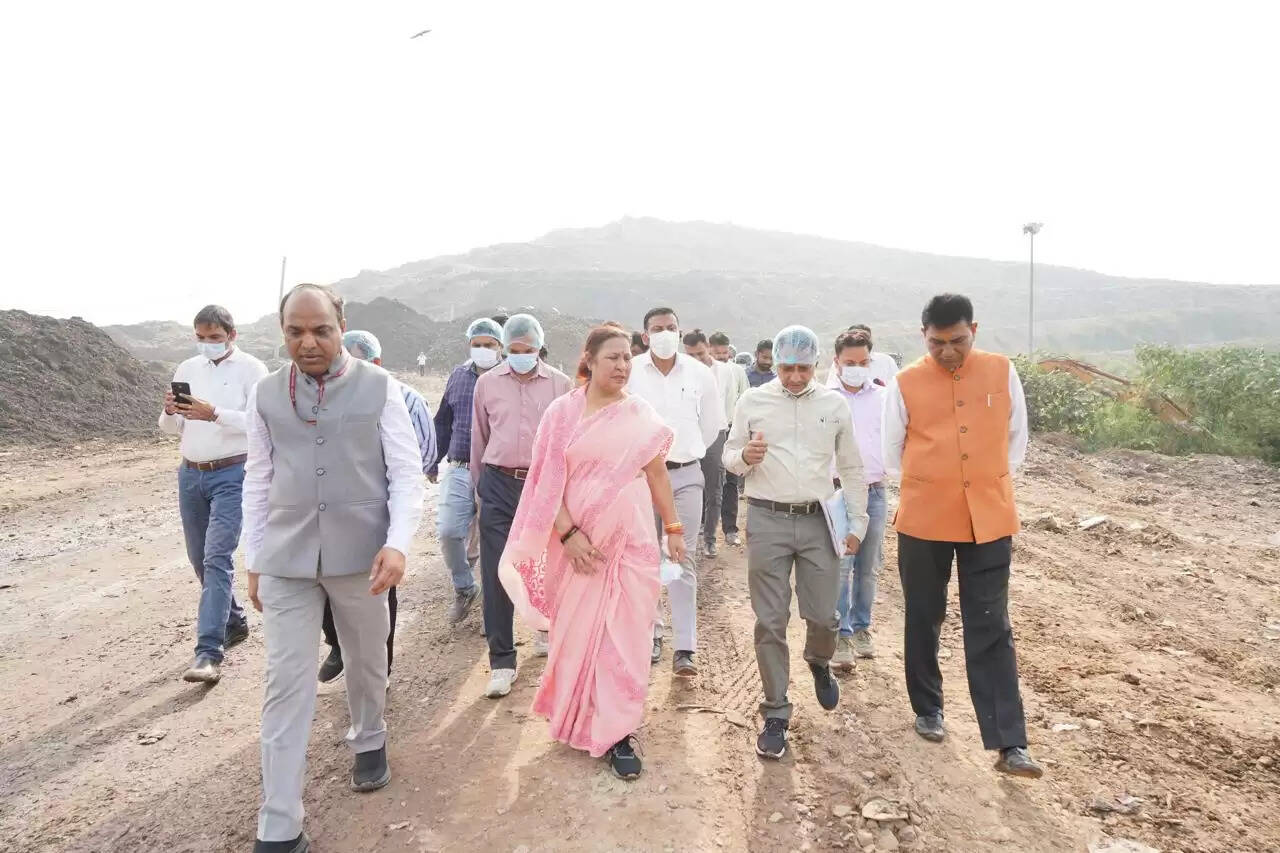 स्थायी समिति की अध्यक्ष सत्या शर्मा ने गाजीपुर लैंडफिल साइट का किया निरीक्षण, अधिकारियों को दिए निर्देश