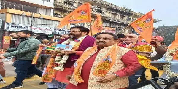 कैट का देशभर में 'दुकान-दुकान राम' अभियान शुरू, दुकानदारों को बांटा श्रीराम का झंडा