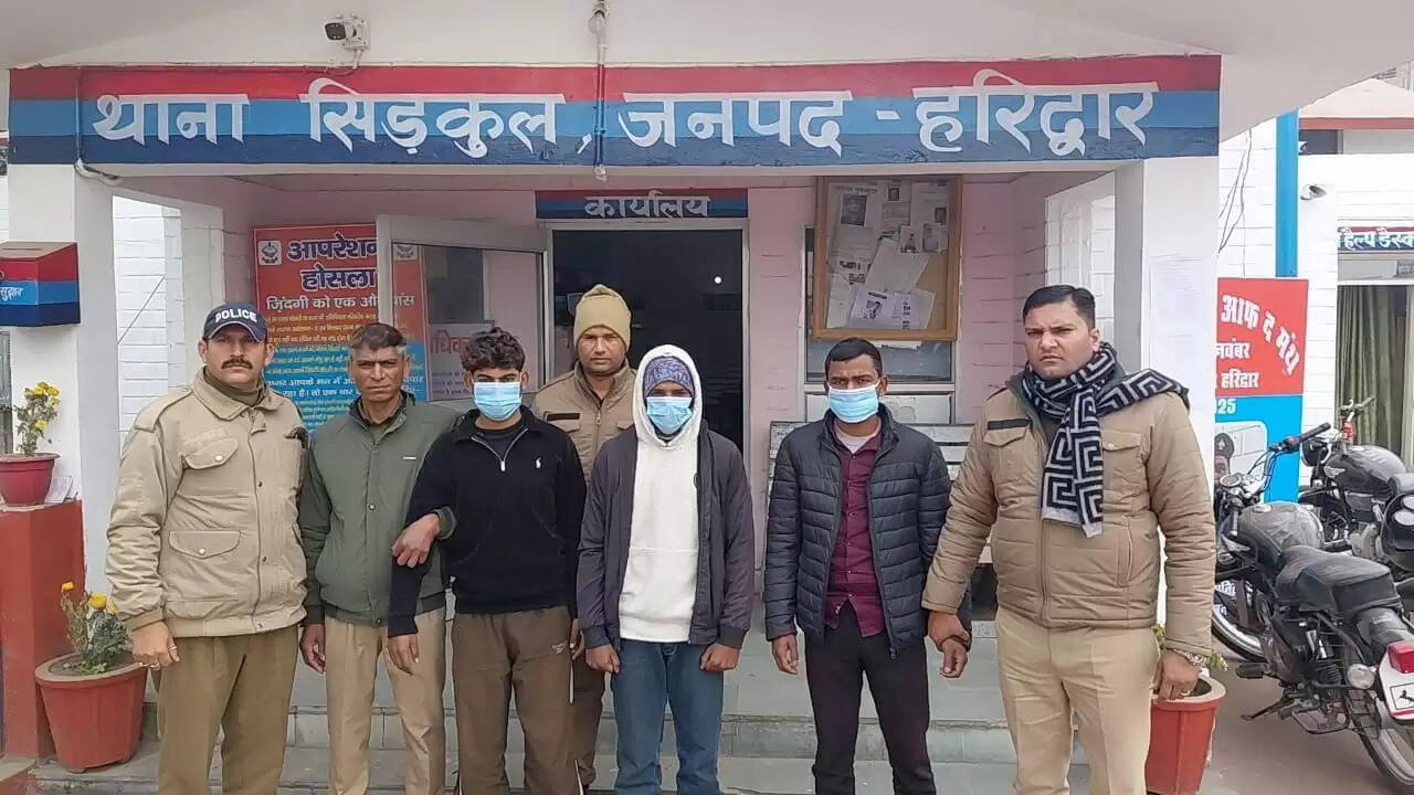 गैंगस्टर एक्ट में वांछित तीन नशा तस्कर गिरफ्तार