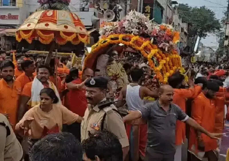 उज्जैन में धूमधाम से निकली बाबा महाकाल की सवारी, पहली बार शामिल हुए रोबोट और 84 महादेव की झांकी