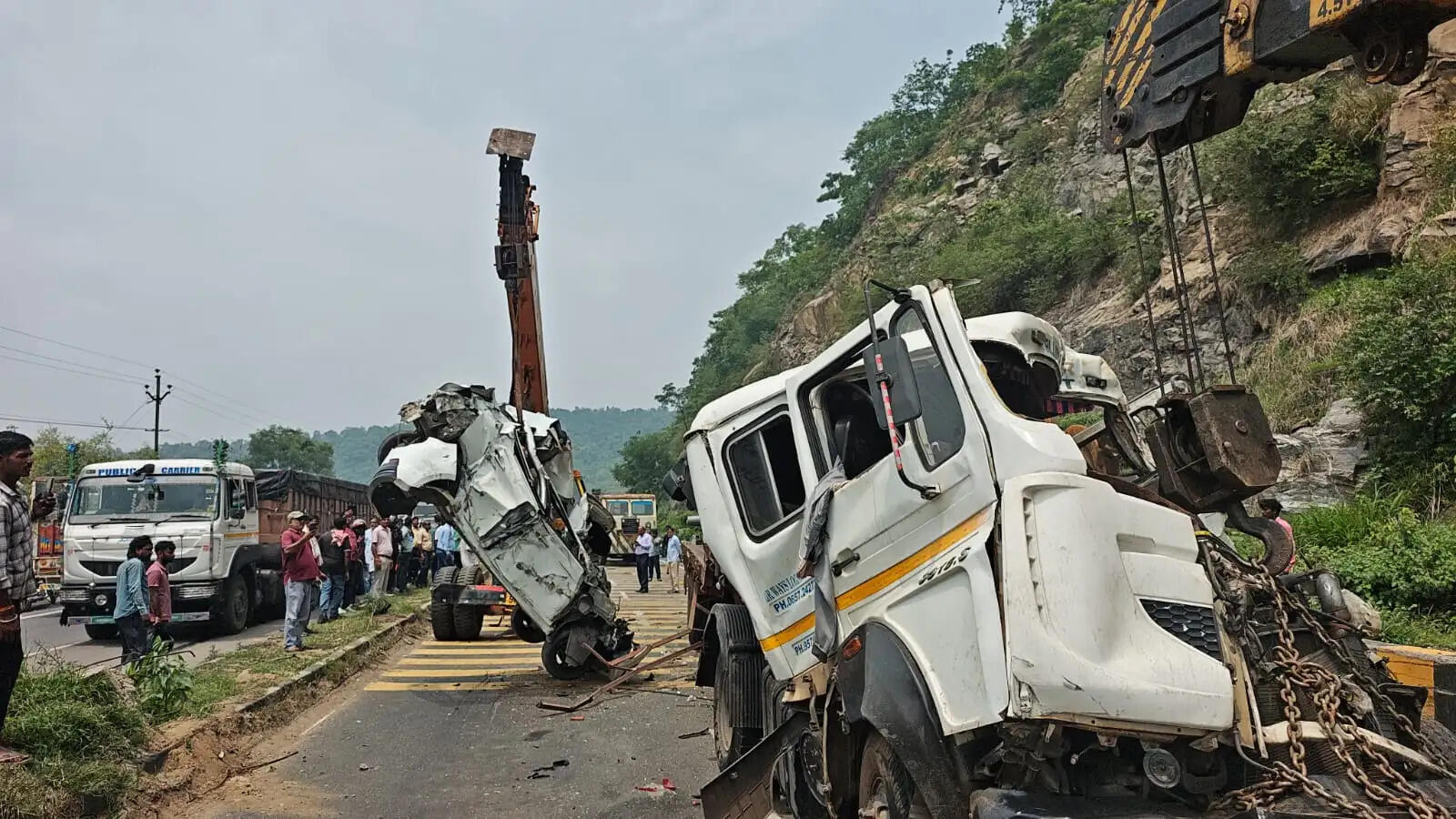 चुट्टूपालू घाटी में ब्रेक फेल ट्रेलर ने बस समेत नौ वाहनों को मारी टक्कर, कई लोग घायल