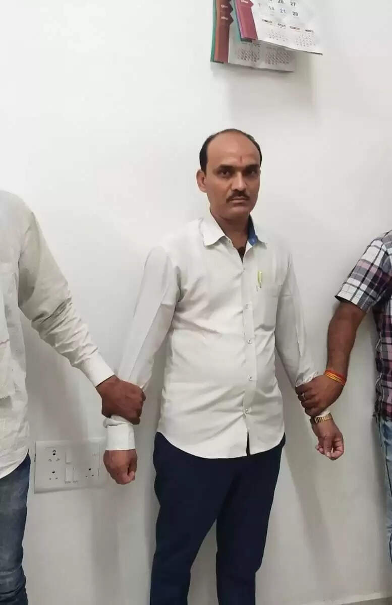 उज्जैन लोकायुक्त ने एसडीएम के बाबू को पांच हजार की रिश्वत लेते पकड़ा