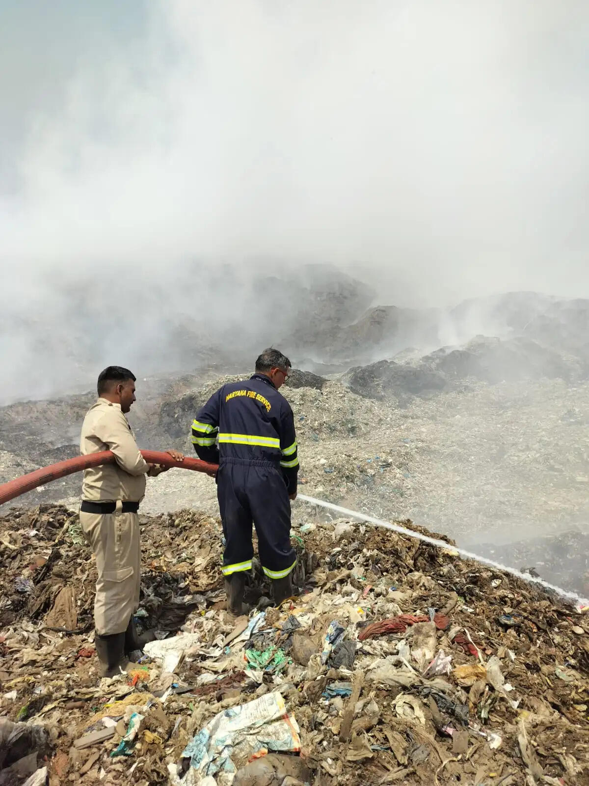 गुरुग्राम के बंधवाड़ी लैंडफिल में भीषण आग