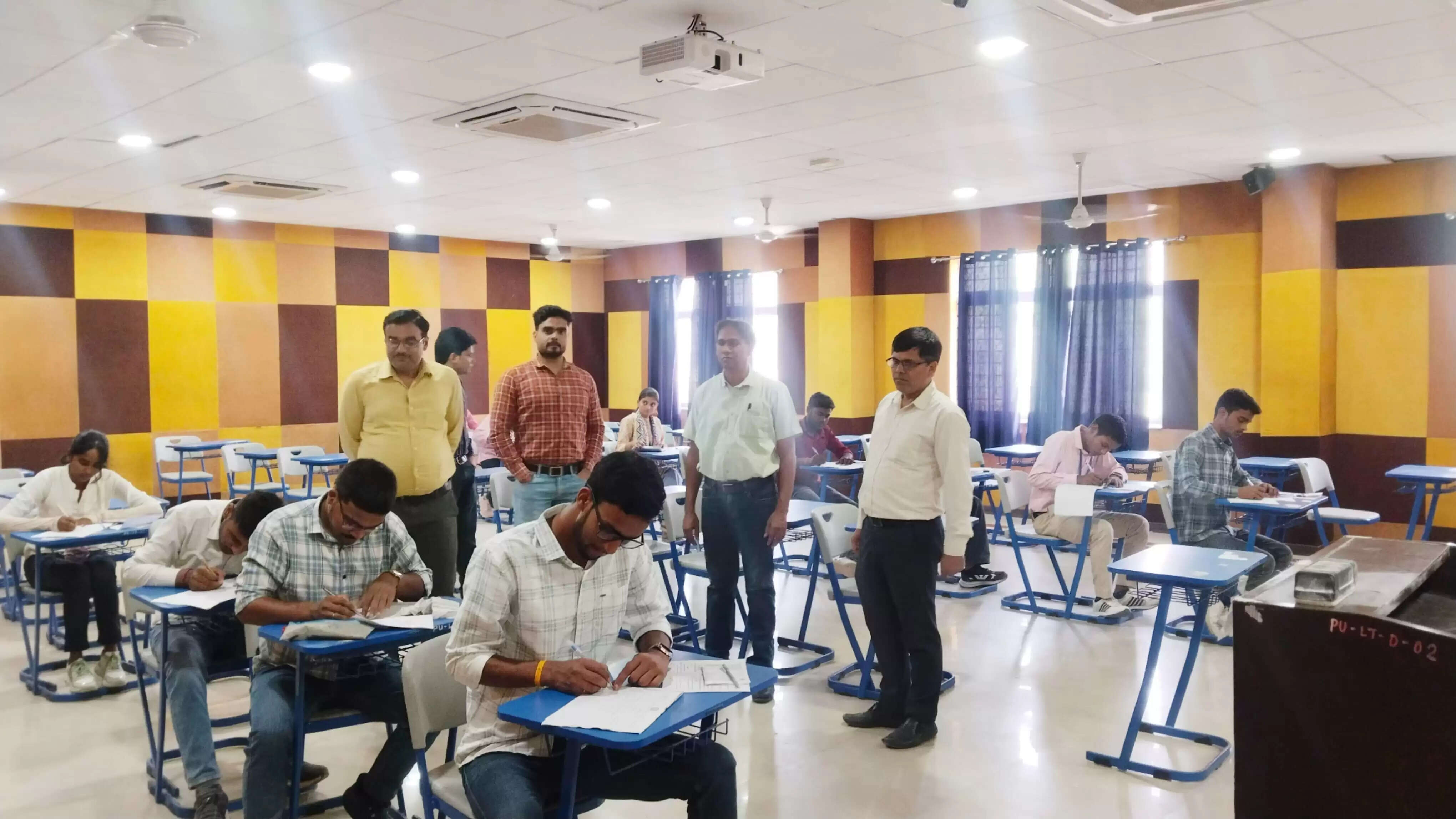 प्रो. राजेन्द्र सिंह (रज्जू भैया) भौतिक विज्ञान संस्थान में स्नातक परीक्षाएं शुरू, सीसीटीवी कैमराें से हाे रही निगरानी