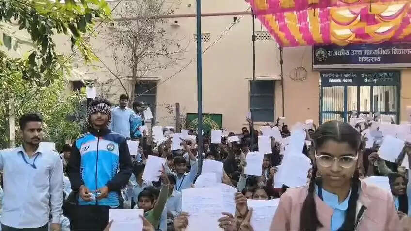 शिक्षक के तबादले के विरोध में तीसरे दिन भी आंदोलन जारी