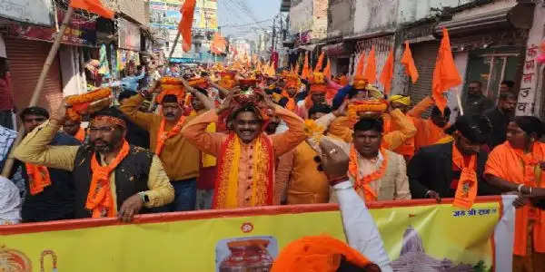 अयोध्या से आए पूजित अक्षत कलश के स्वागत को उमड़ी भीड़