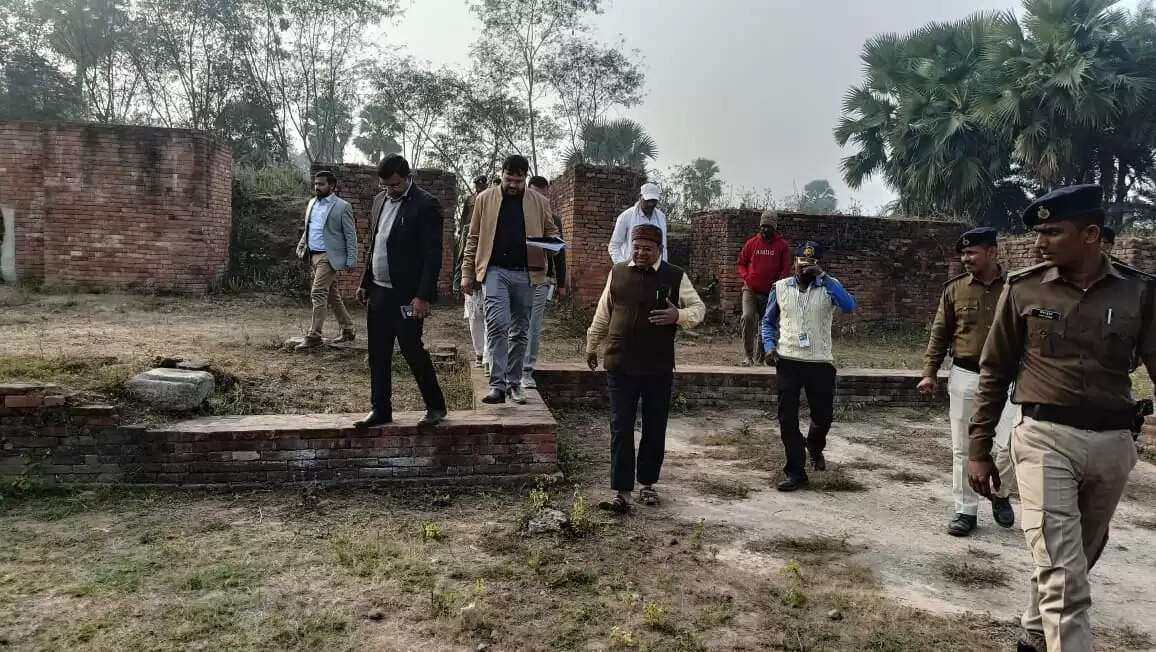 खुदाई में निकले पहली सदी के तिलाधक विश्वविद्यालय का डीएम ने लिया जायजा