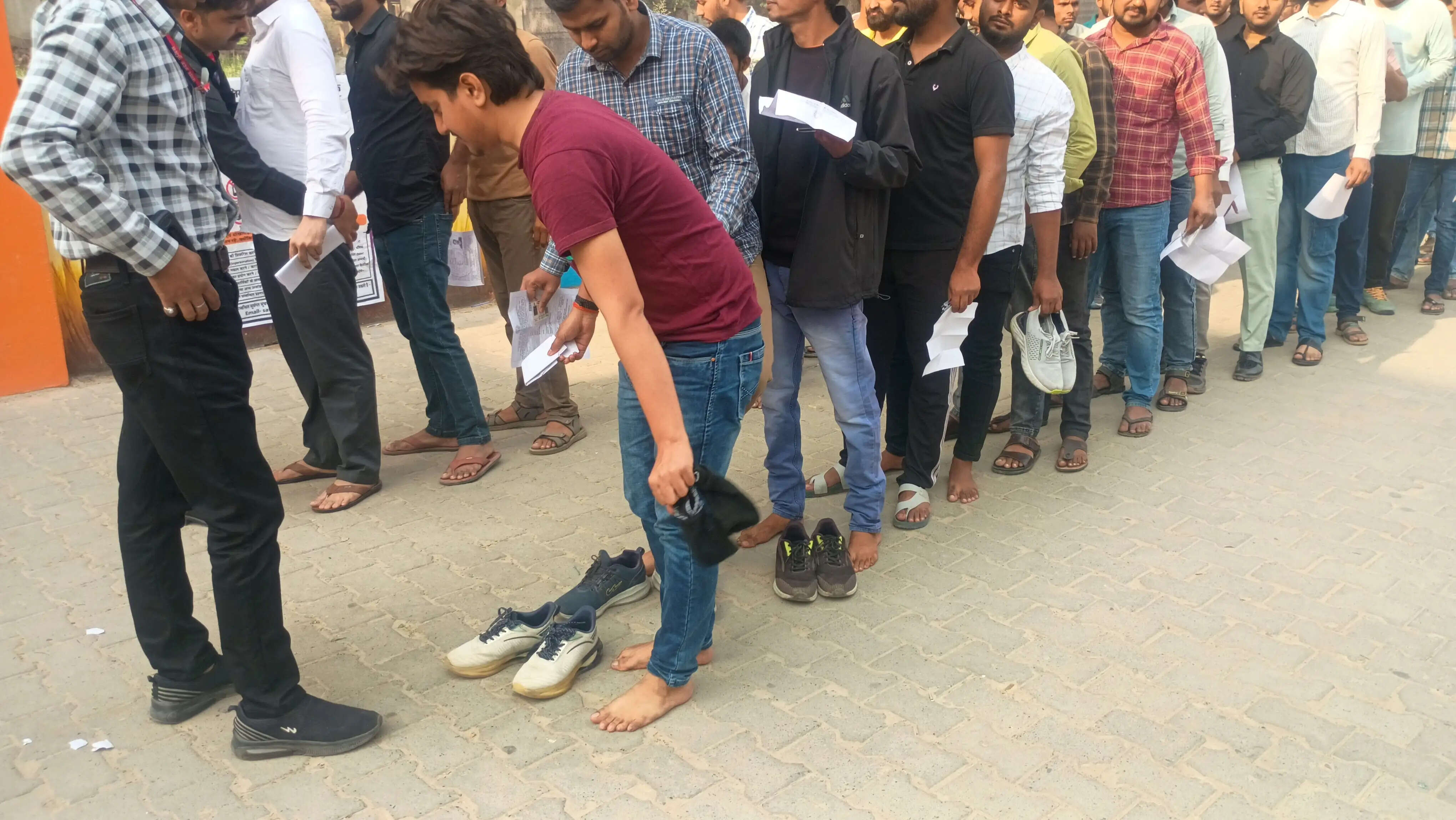 यूपी पुलिस एसआई भर्ती परीक्षा का दूसरा दिन, कड़ी सुरक्षा के बीच 19 परीक्षा केंद्रों पर शुरू हुई परीक्षा