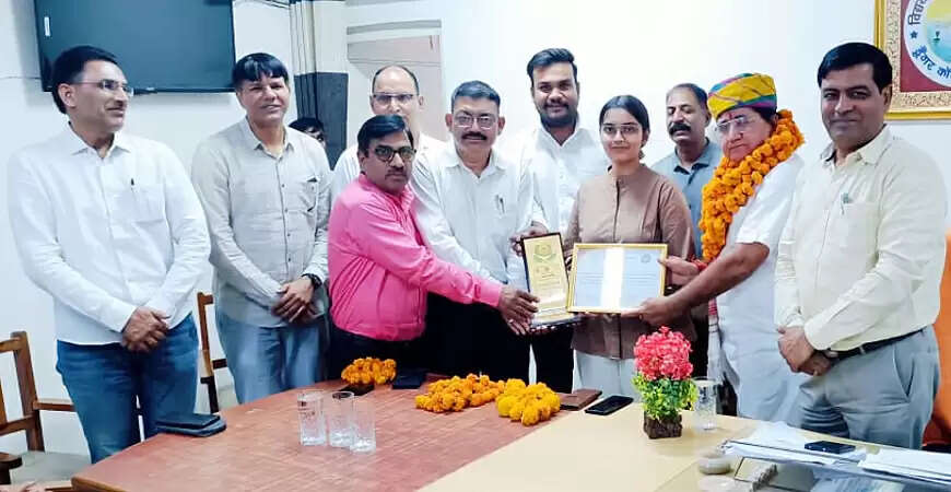 दिशा दुजारी एवं अवनी ज्याणी का सम्मान