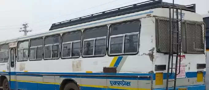 आरटीओ का अल्टीमेटम बेअसर, नियमों की उड़ रही धज्जियां