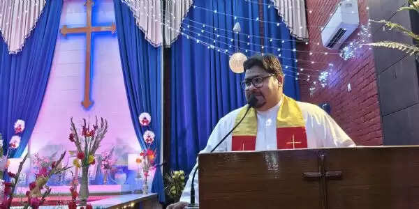 चरनी में देखो पैदा हुआ मरियम का राज दुलारा... रात के 12 बजते ही हैप्पी क्रिसमिस से गूंजे चर्च