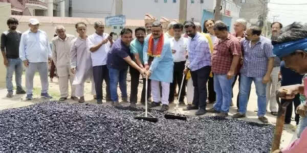 मुख्य हजूरी बाग रोड की ब्लैक टॉपिंग का काम शुरू