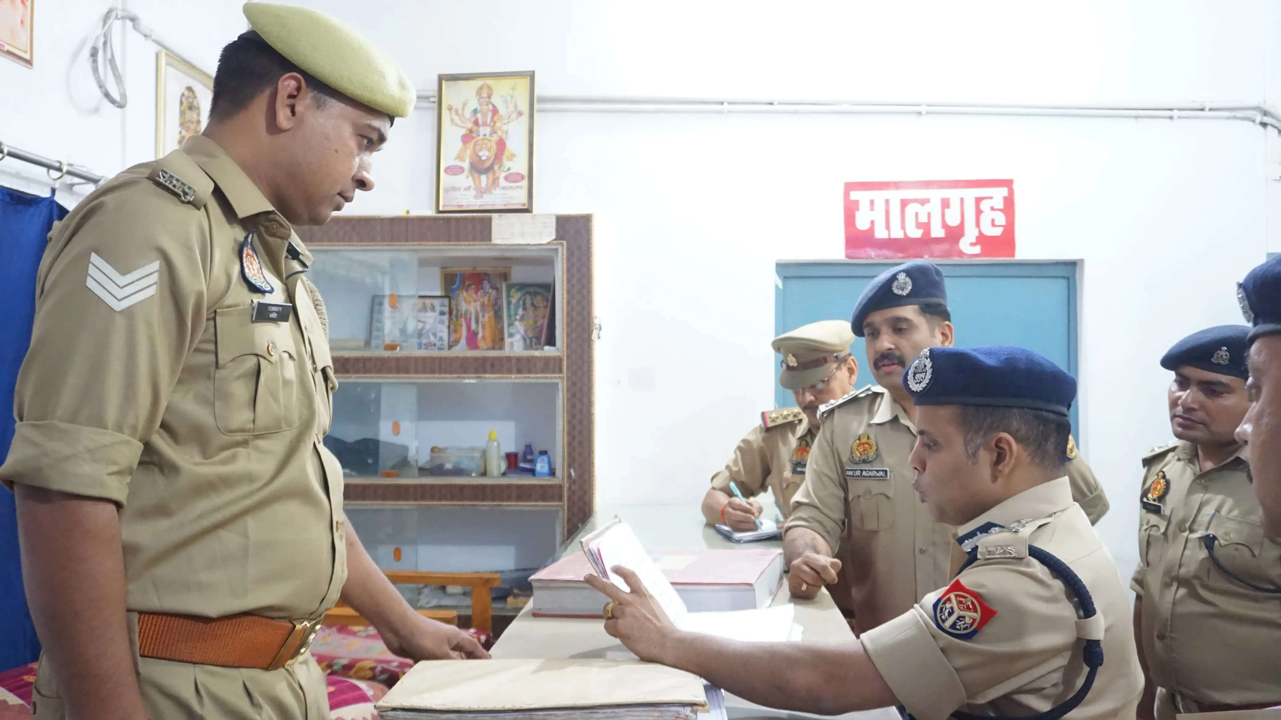 लखनऊ परिक्षेत्र के आईजी ने सीतापुर के कमलापुर थाने का किया निरीक्षण