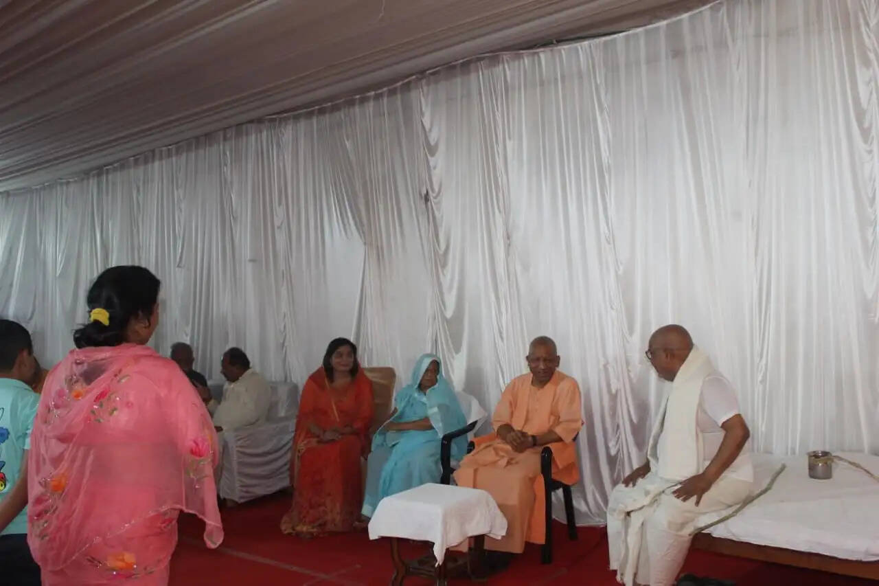 मुख्यमंत्री योगी ने विजय पाठक के आवास पर पहुंच कर पिता के निधन पर जताया शोक, बोले— दुख की घड़ी में सरकार परिवार के साथ खड़ी